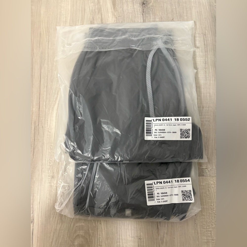 Fabletics Onyx on-call scrub jogger Inseam 26” size S x2
TWO JOGGERS NOT ONE